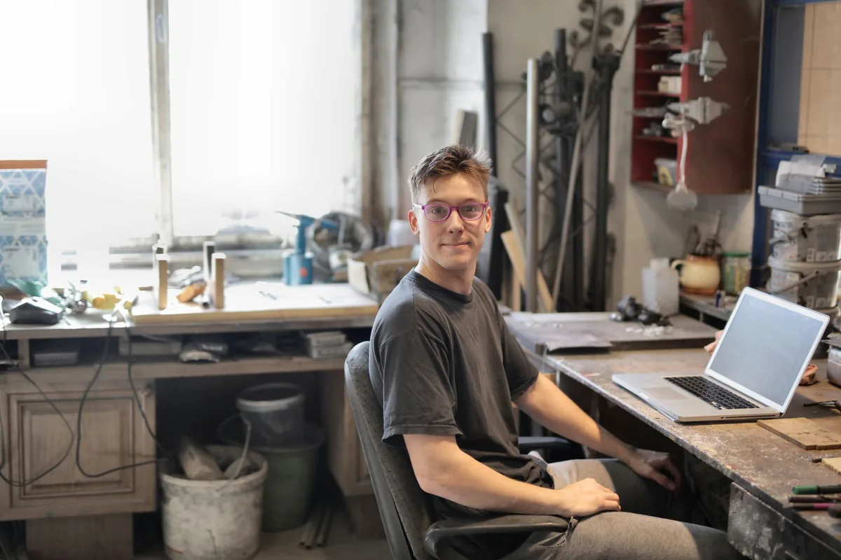 Artisan dans son atelier, la TPE type pour une création de site web vitrine à Perpignan