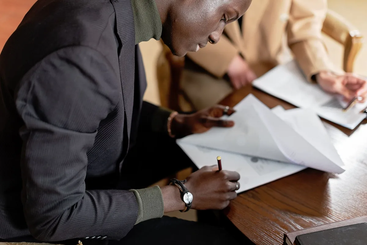Commerçant relisant un document administratif à son bureau dans son local