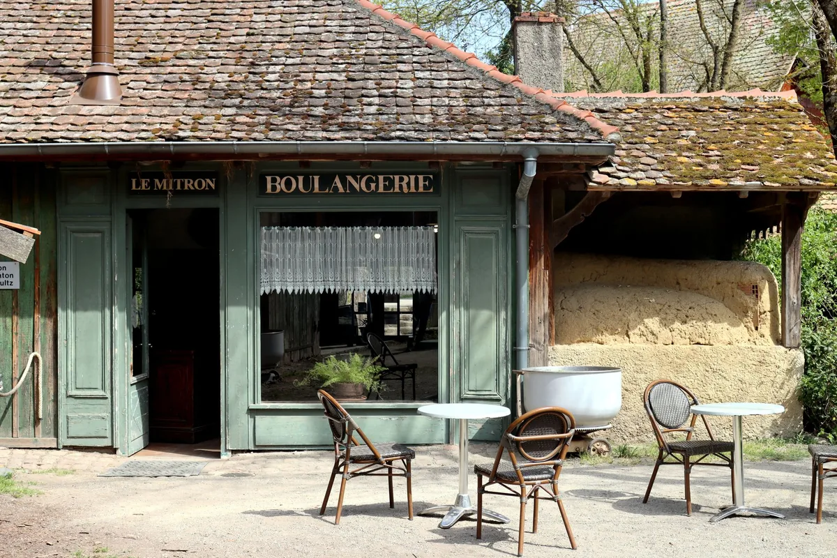 Vitrine de boulangerie traditionnelle, le commerce type qu'accompagne Digitaalis, agence web à Perpignan